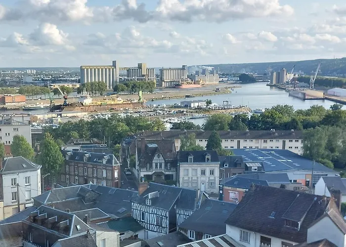 Rouen : Vue Panoramique Sur La Seine Avec Parking